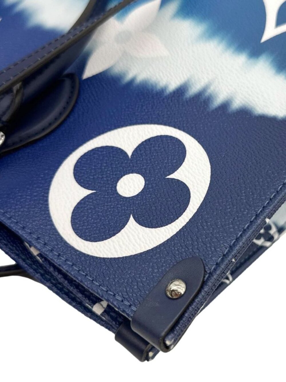 Louis Vuitton  Onthego GM Monogram Escale Canvas Shoulder Bag Blue - Picture 8 of 12